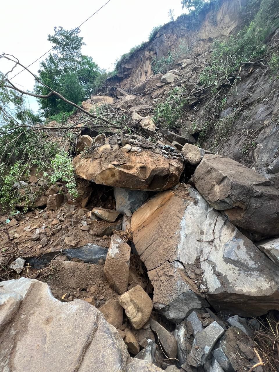 منتجع الباخرة بفيفاء يتعرض لإنهيار صخري