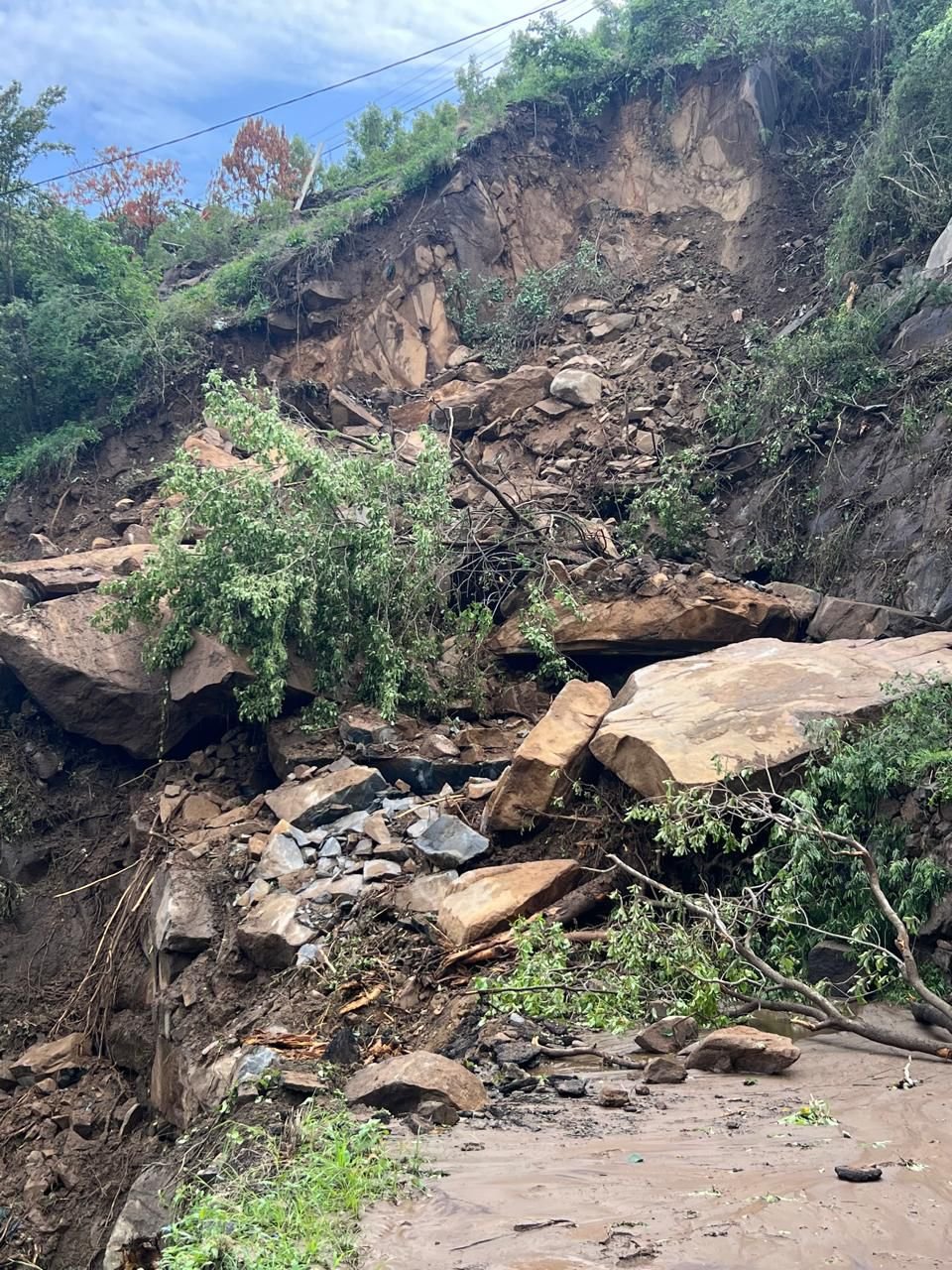 منتجع الباخرة بفيفاء يتعرض لإنهيار صخري