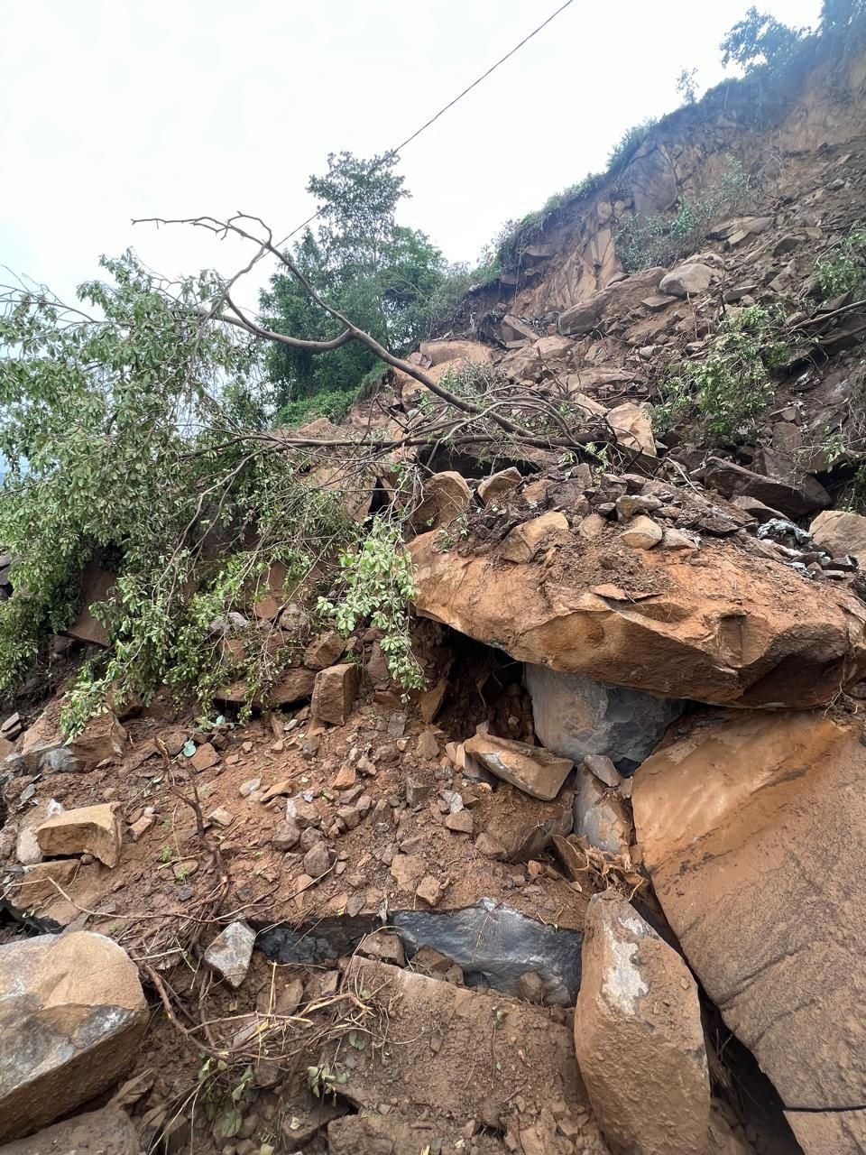 منتجع الباخرة بفيفاء يتعرض لإنهيار صخري