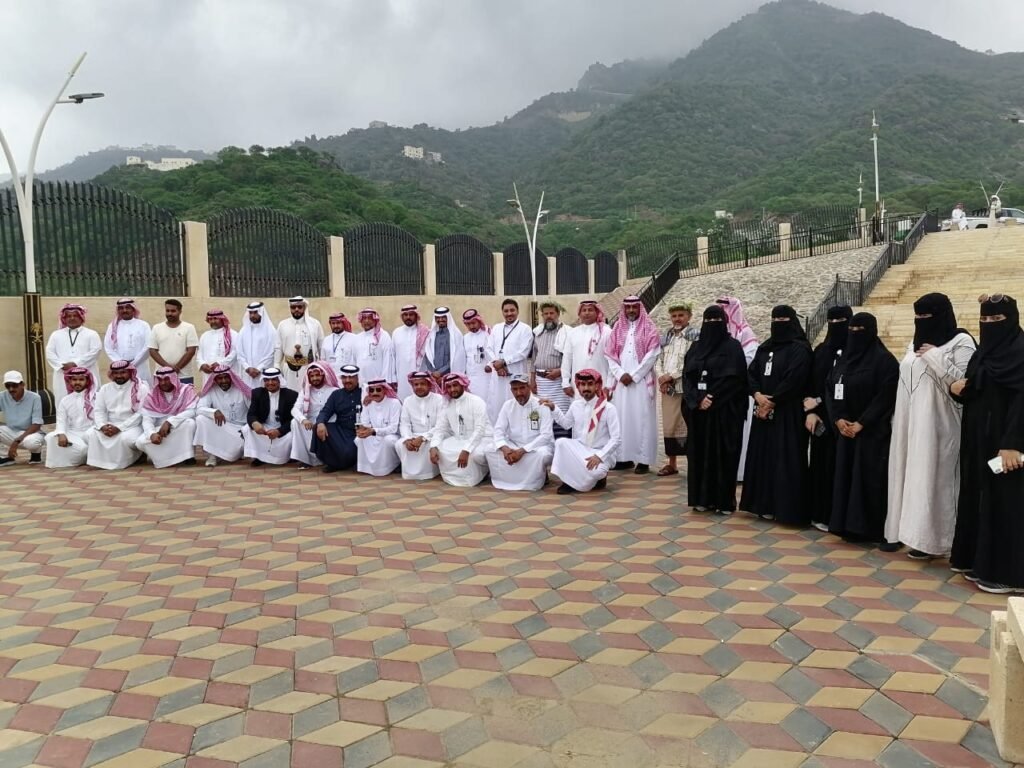 أعضاء نادي المرشدين السياحيين بجازان في محافظة فيفاء