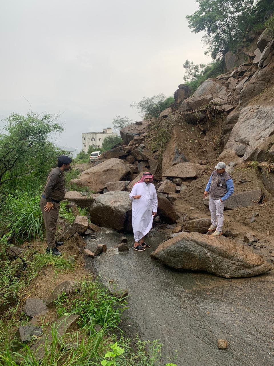 فريق من المساحة الجيولوجية يقف على الإنهيارت بفيفاء