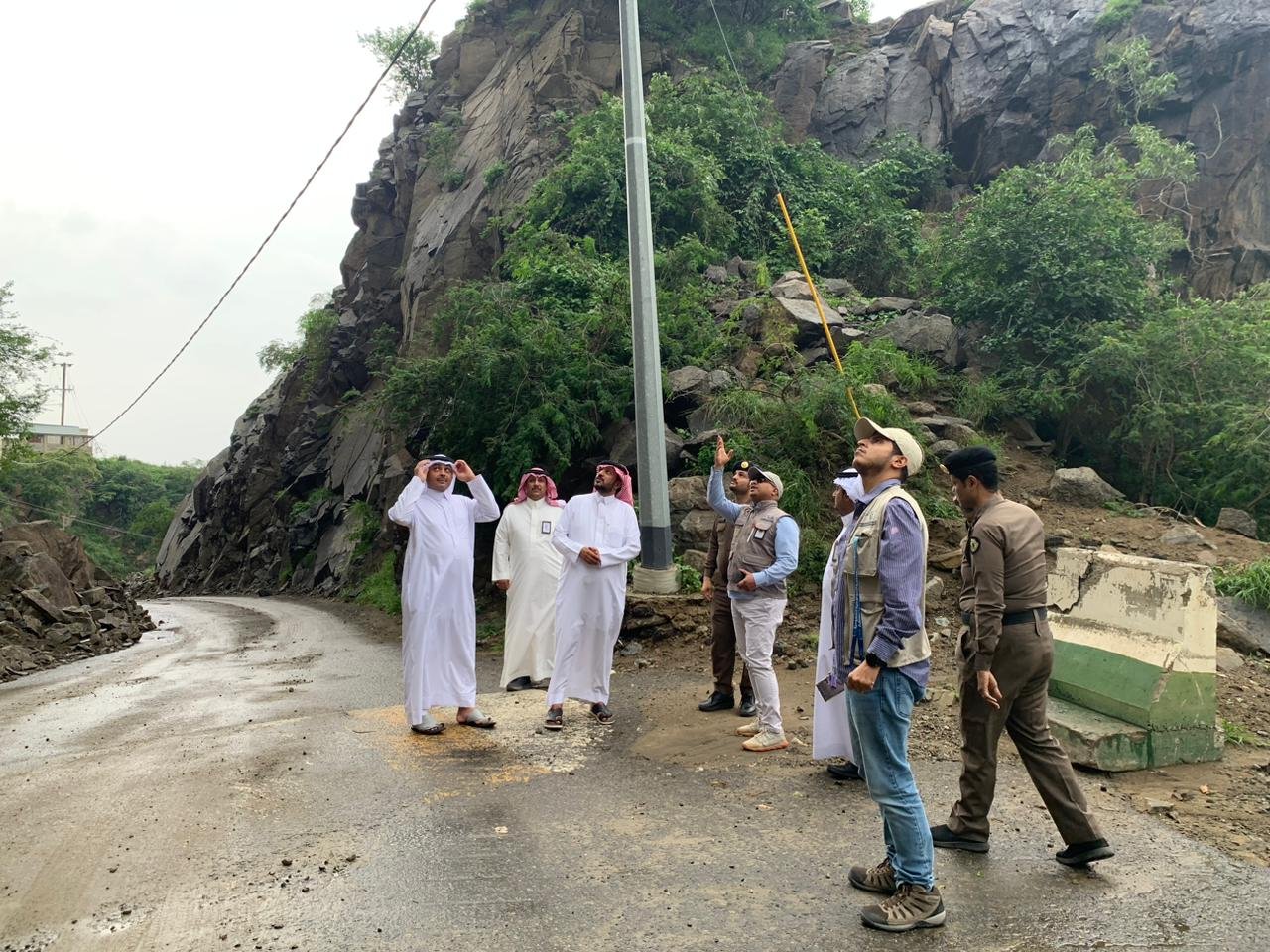 فريق من المساحة الجيولوجية يقف على الإنهيارت بفيفاء