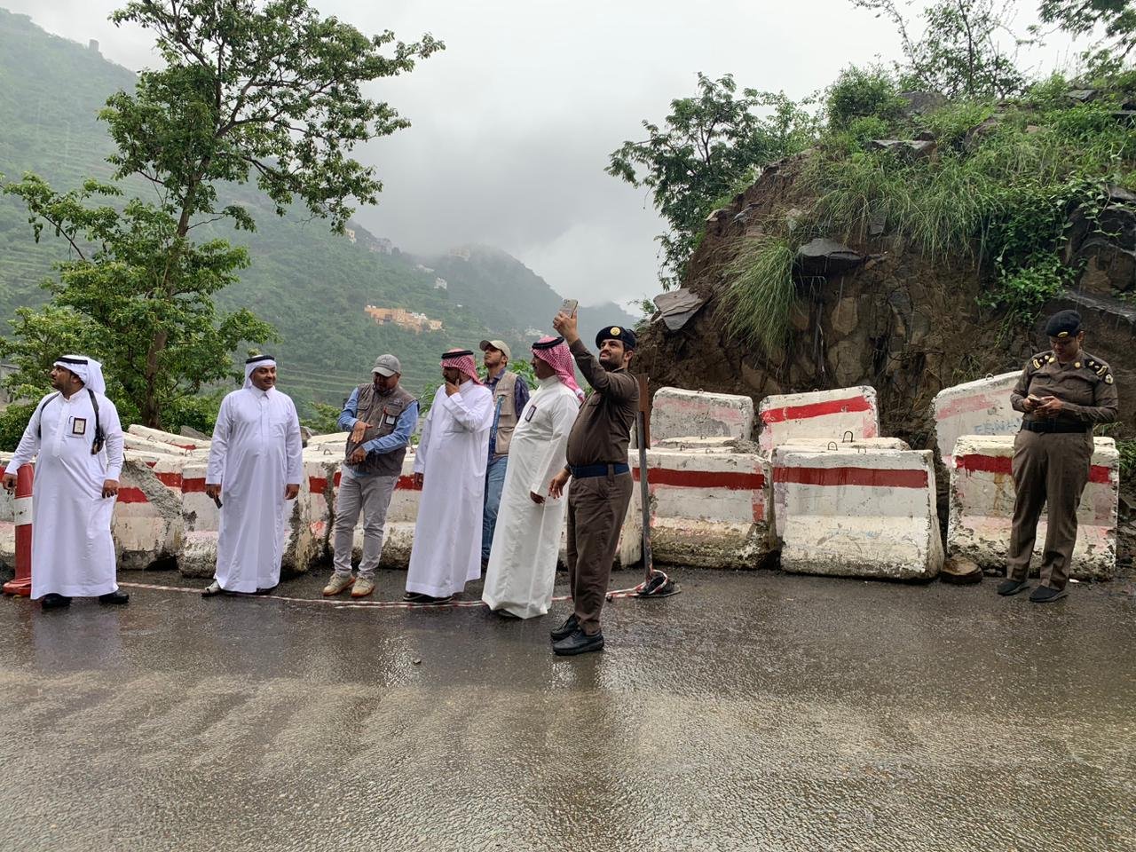 فريق من المساحة الجيولوجية يقف على الإنهيارت بفيفاء
