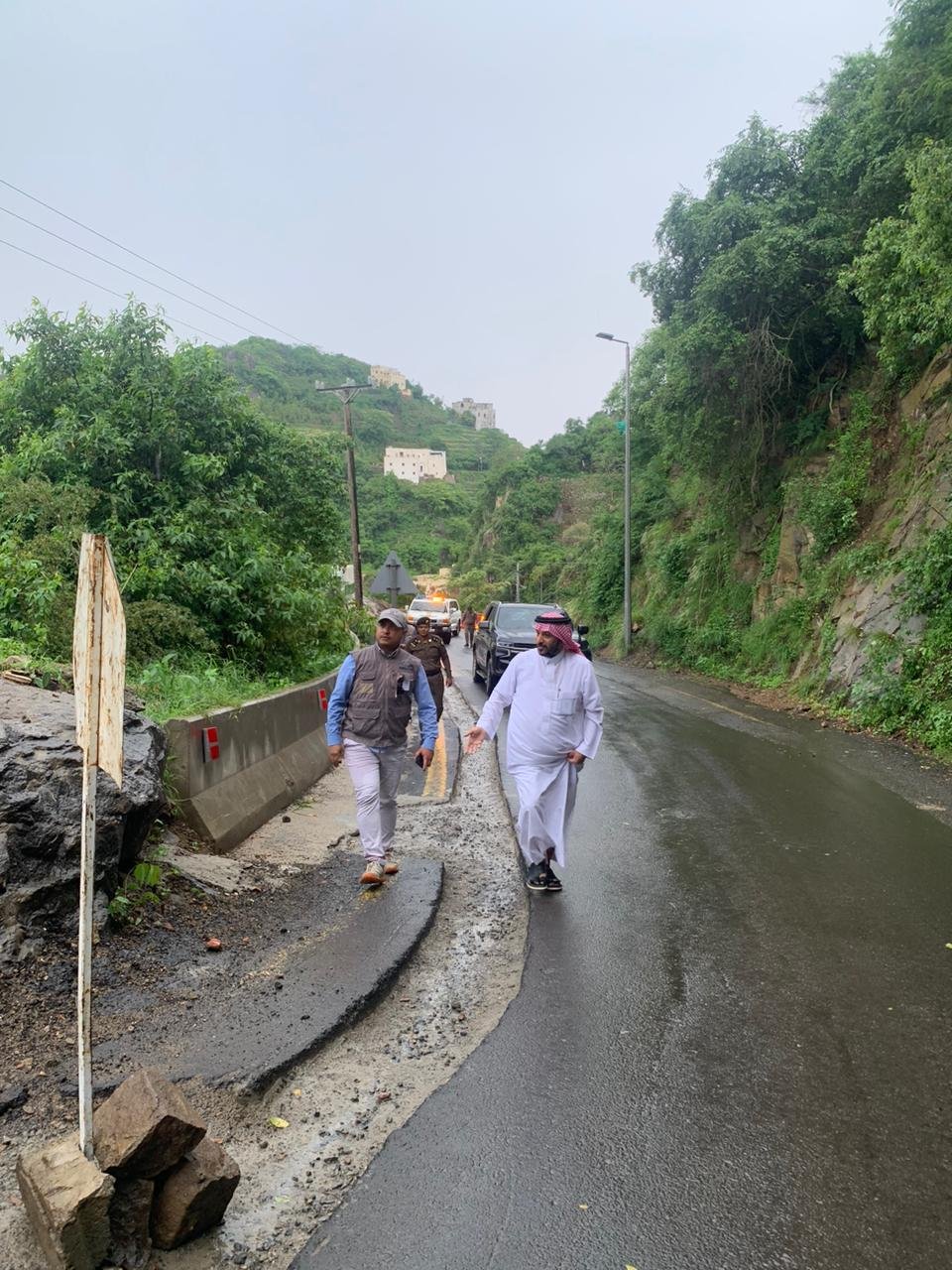 فريق من المساحة الجيولوجية يقف على الإنهيارت بفيفاء
