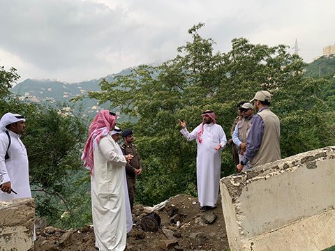 فريق من المساحة الجيولوجية يقف على الإنهيارت بفيفاء