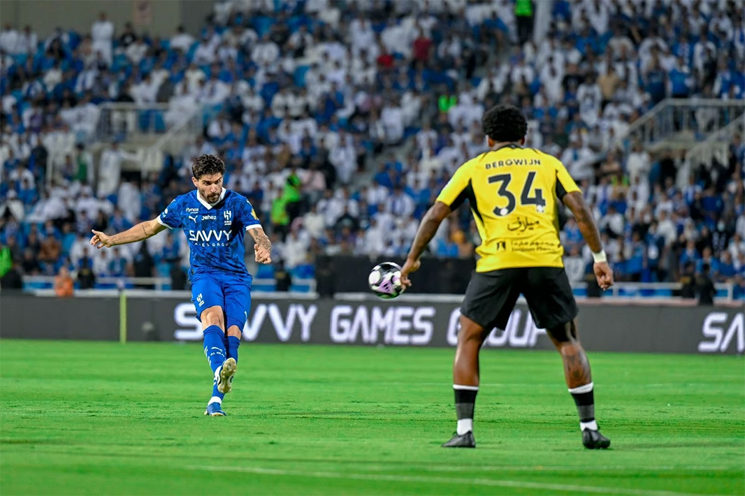 في ختام جولة "نحلم ونحقق".. الهلال "عقوبة" لـ"كلاسيكو" الاتحاد.. ضرب ضيفه بثلاثية وانتزع الصدارة