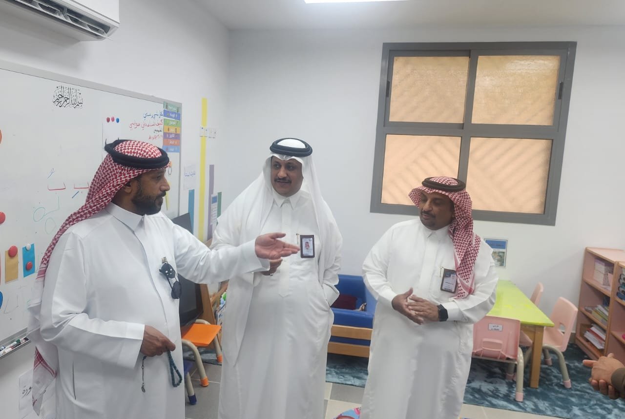 محافظ فيفاء يزور مجمع العدوين التعليمي للبنات