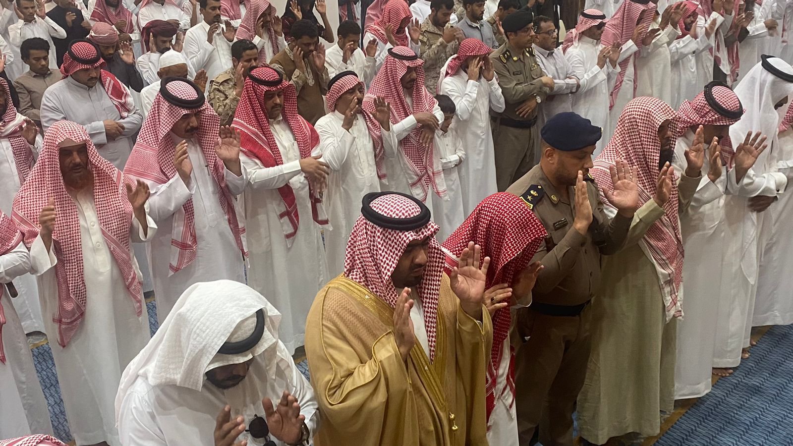 محافظ بيش يؤدي صلاة الميت على الشهيد السعن