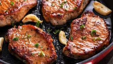 قلي شرائح اللحم في المقلاة