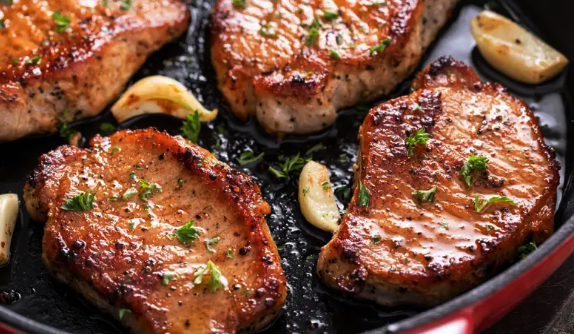 قلي شرائح اللحم في المقلاة