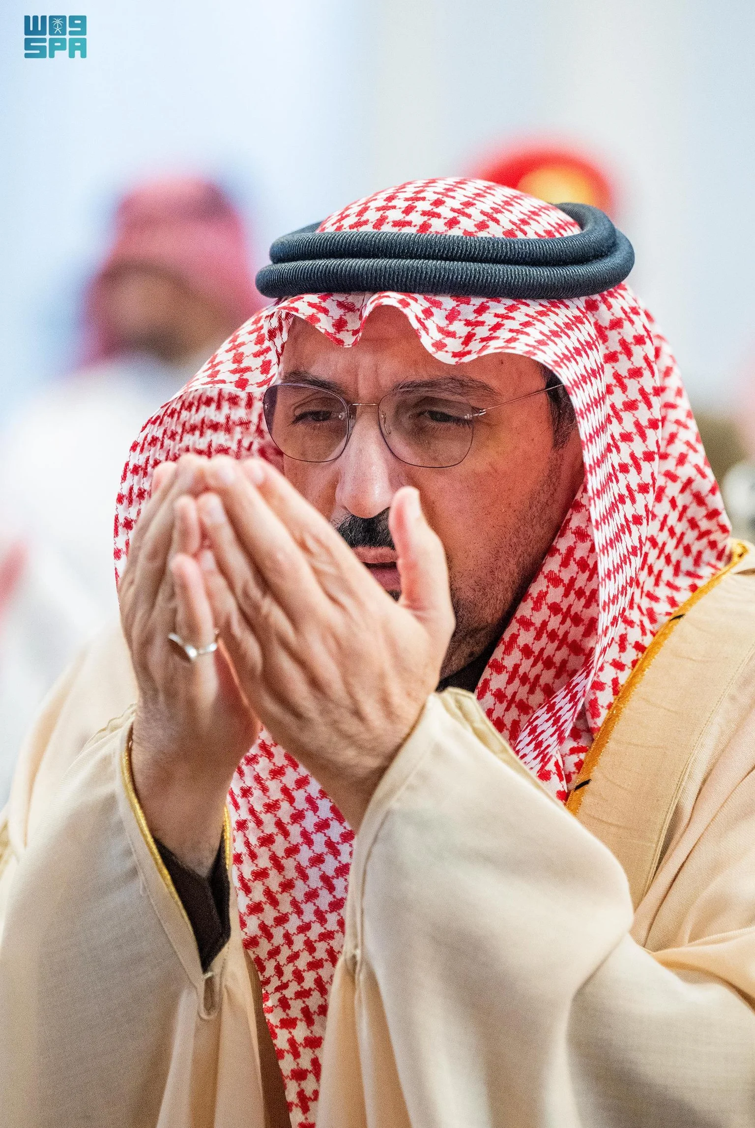 اتباعًا لسنة المصطفى عند الجدب.. جموع المصلين تؤدي صلاة الاستسقاء