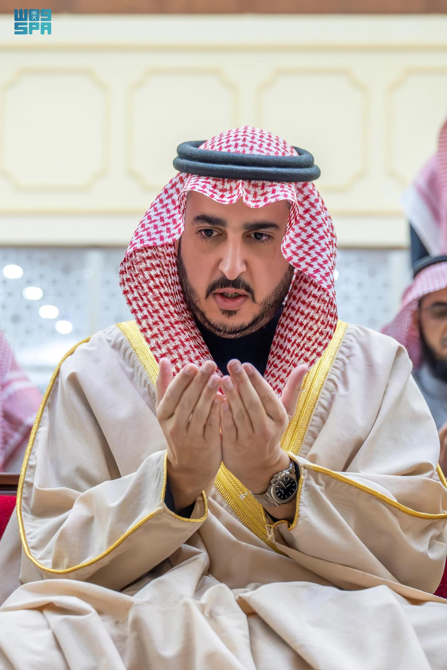 اتباعًا لسنة المصطفى عند الجدب.. جموع المصلين تؤدي صلاة الاستسقاء