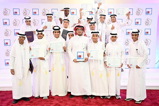 مدير متوسطة حي الروضة بجازان يكرم الطلاب المشاركين في معرض إبداع جازان 2025