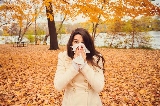 كثرة العطس في فصل الخريف!