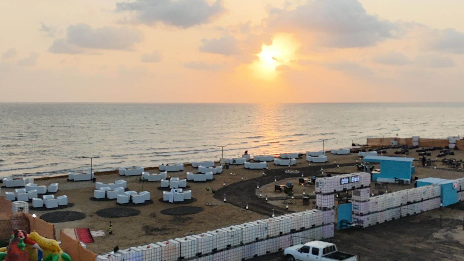 شاطئا النارجيل والألوان بالشقيق عوالم من الجمال والاستجمام بجازان