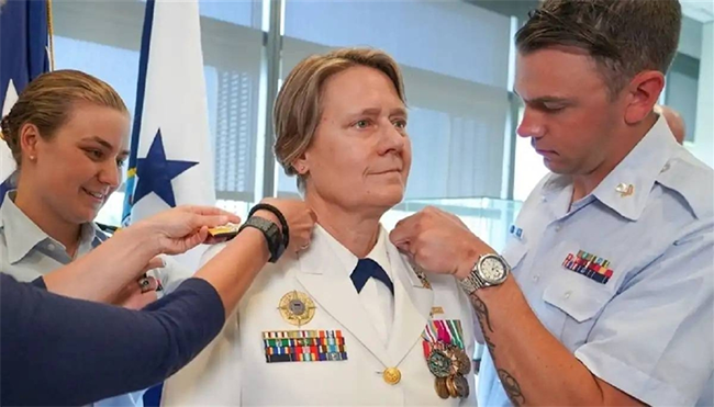 ترمب يقيل أول امرأة تقود جهازاً عسكرياً في أمريكا