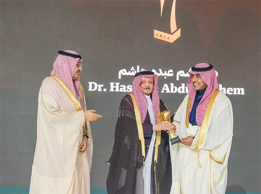 وزير الإعلام يكرّم هاشم عبده هاشم بشخصية العام