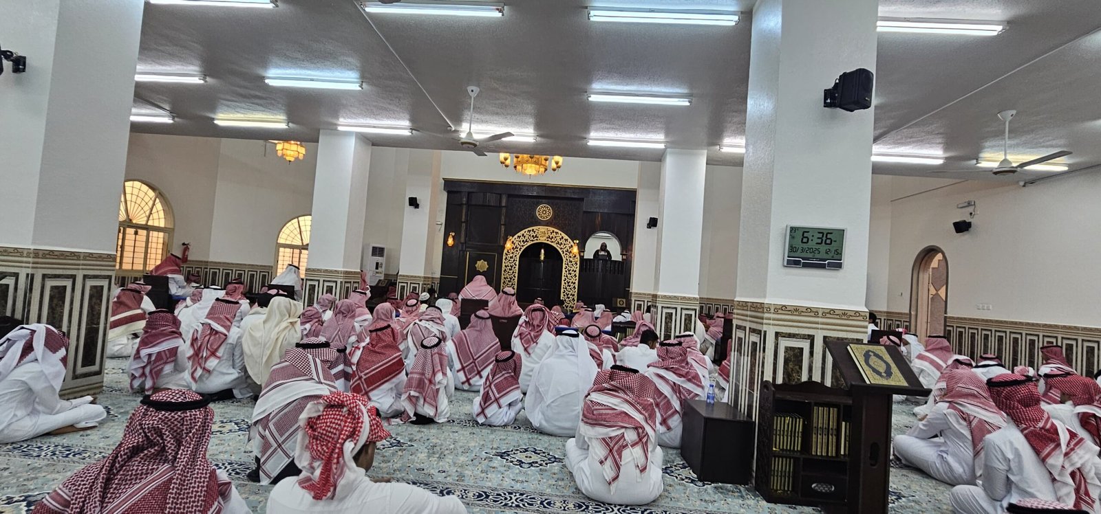 محافظ فيفاء ومدراء الدوائر الحكوميه يؤدون صلاة عيد الفطر المبارك