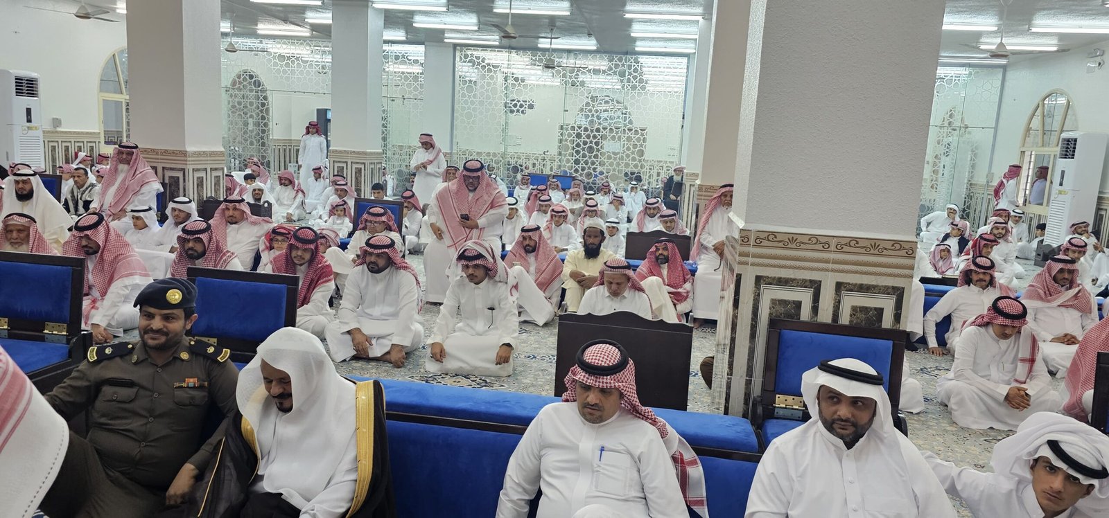 محافظ فيفاء ومدراء الدوائر الحكوميه يؤدون صلاة عيد الفطر المبارك