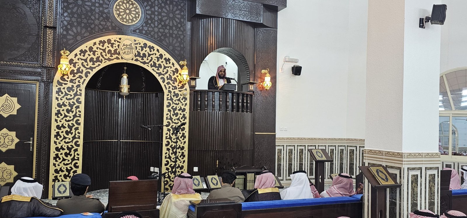 محافظ فيفاء ومدراء الدوائر الحكوميه يؤدون صلاة عيد الفطر المبارك