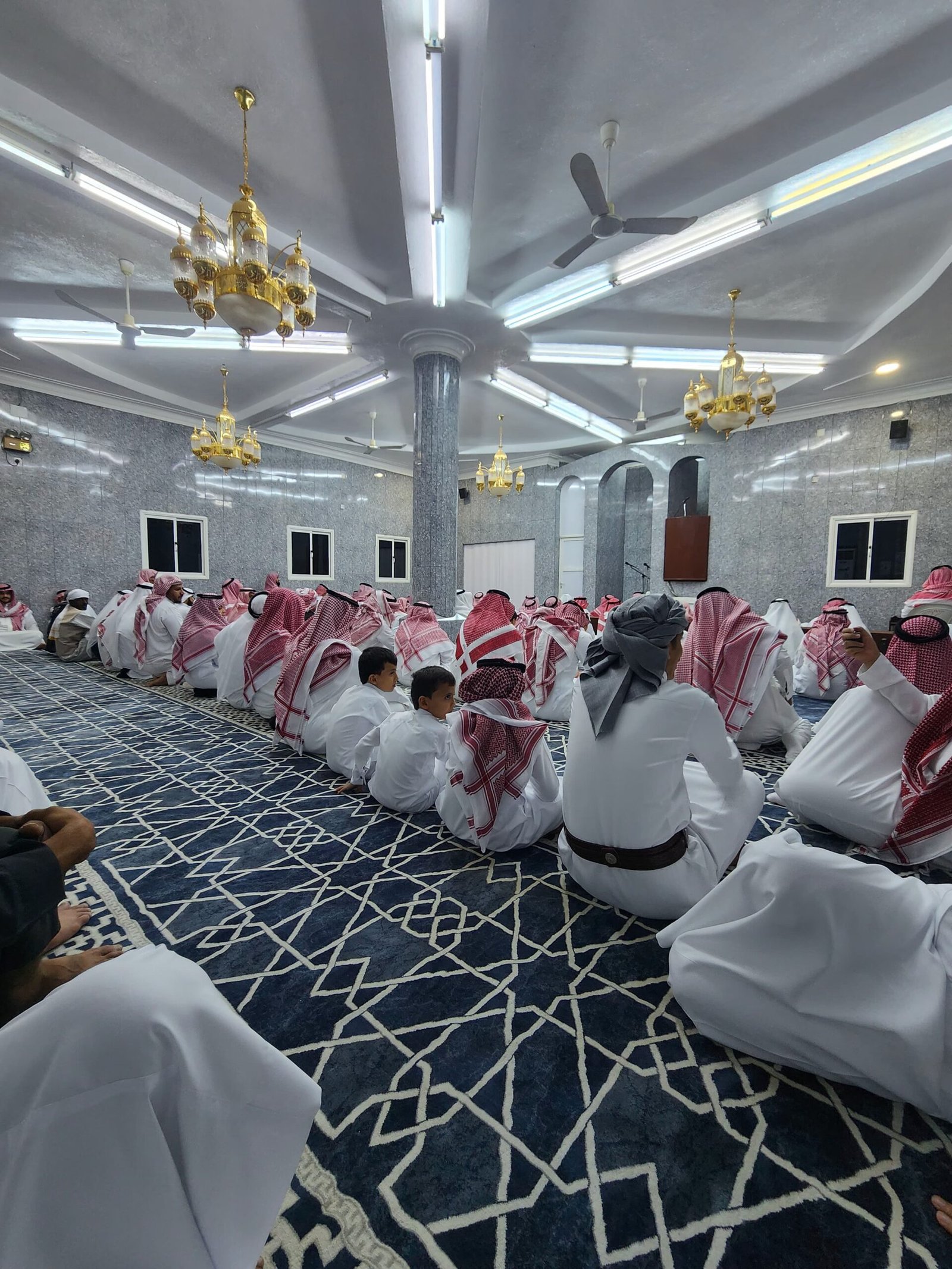 محافظ فيفاء ومدراء الدوائر الحكوميه يؤدون صلاة عيد الفطر المبارك