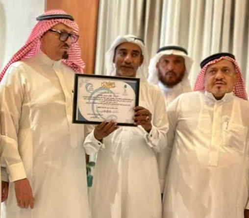 الحازمي رئيس جمعية المتقاعدين بجازان يكرم الزميل الاعلامي طلال حسين بغدادي