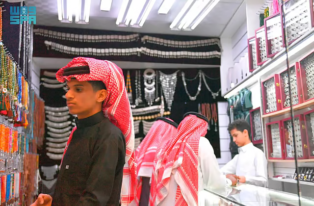 جدة.. أسواق الملابس الرجالية تشهد حراكاً كبيراً مع قرب عيد الفطر المبارك