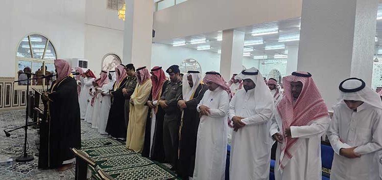 محافظ فيفاء ومدراء الدوائر الحكوميه يؤدون صلاة عيد الفطر المبارك