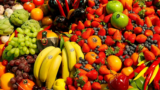 ليس التفاح.. أطباء يكشفون فاكهة شهيرة تبقيك بعيدًا عن الاكتئاب