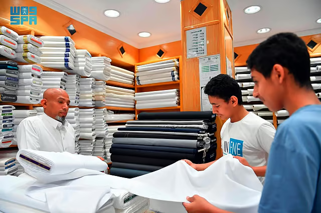 جدة.. أسواق الملابس الرجالية تشهد حراكاً كبيراً مع قرب عيد الفطر المبارك