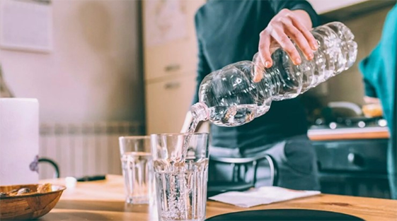 لصحة الكلى.. كم يحتاج الجسم من الماء يوميًا؟