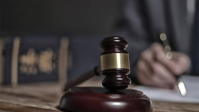 عقوبة قاسية لفتاة سرقت صوراً من هاتف صديقتها وهددت بنشرها