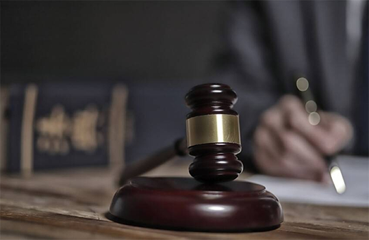 عقوبة قاسية لفتاة سرقت صوراً من هاتف صديقتها وهددت بنشرها