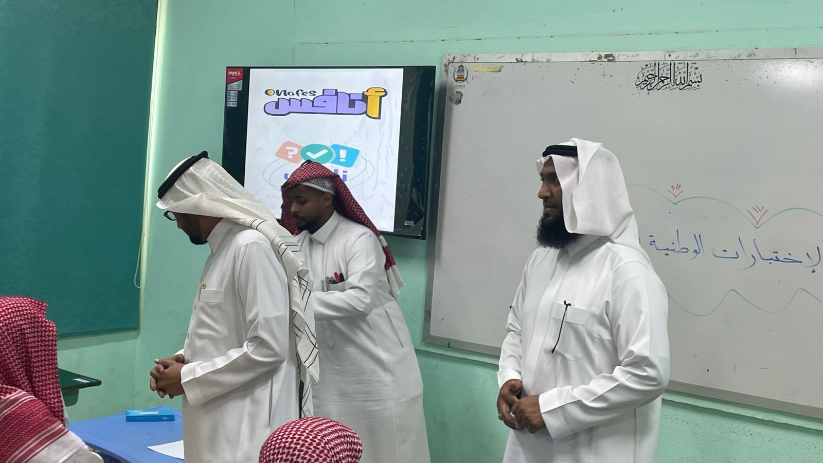 طلاب مدرسة الملك عبد العزيز يؤدون اختبار " نافس "