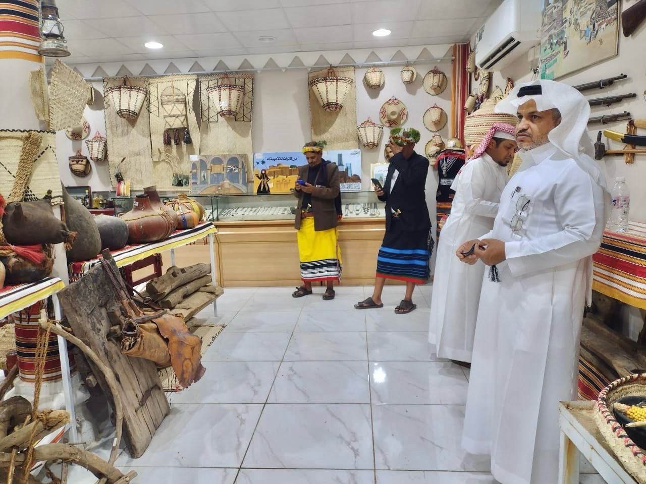 أعضاء ملتقى الريف الجبلي يزورون متحف تراثيات بلغازي بمحافظة العيدابي