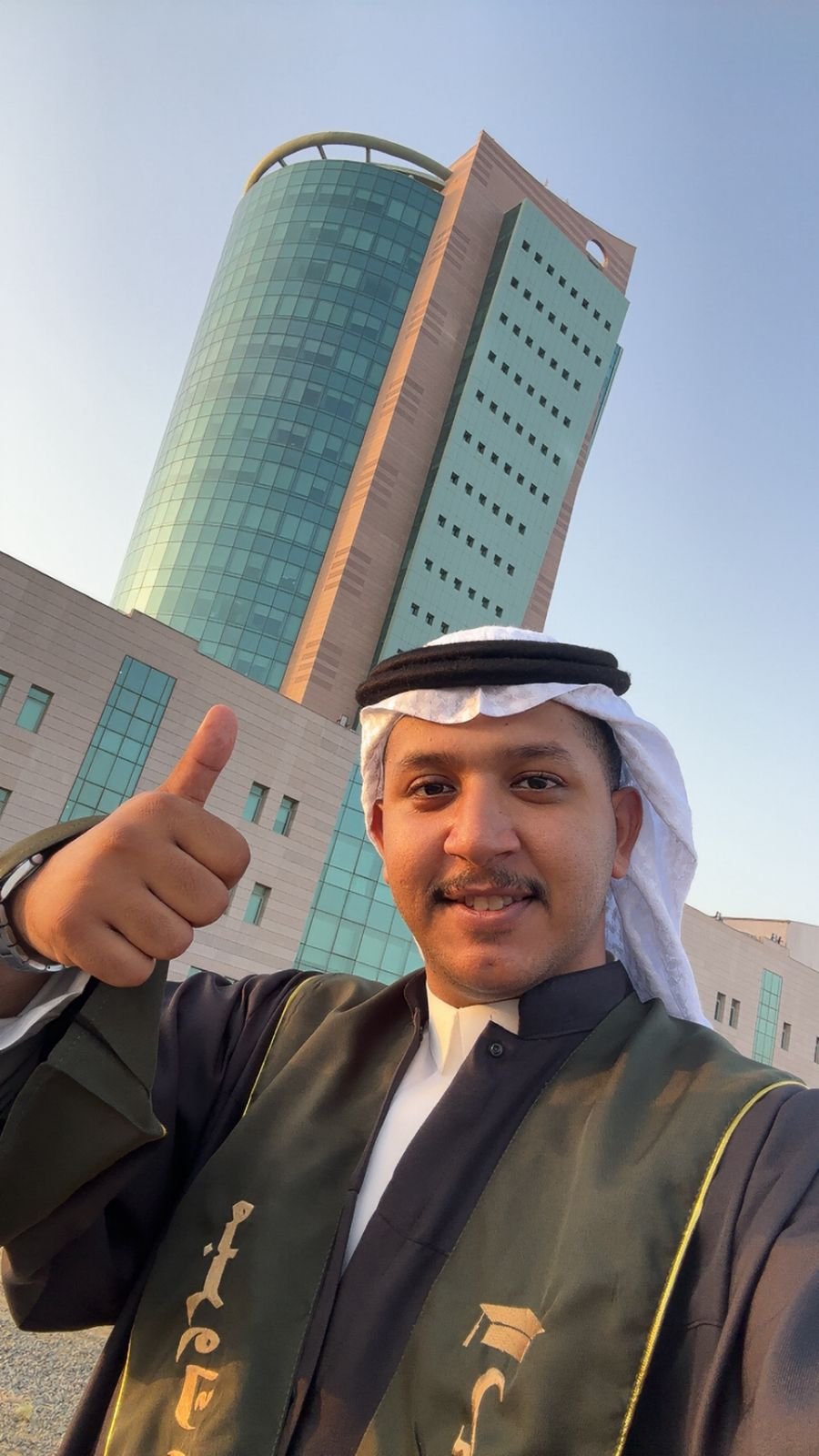 الأستاذ فتح الدين إبراهيم الشريف يحتفل بتخرج إبنه إبراهيم من جامعة جازان