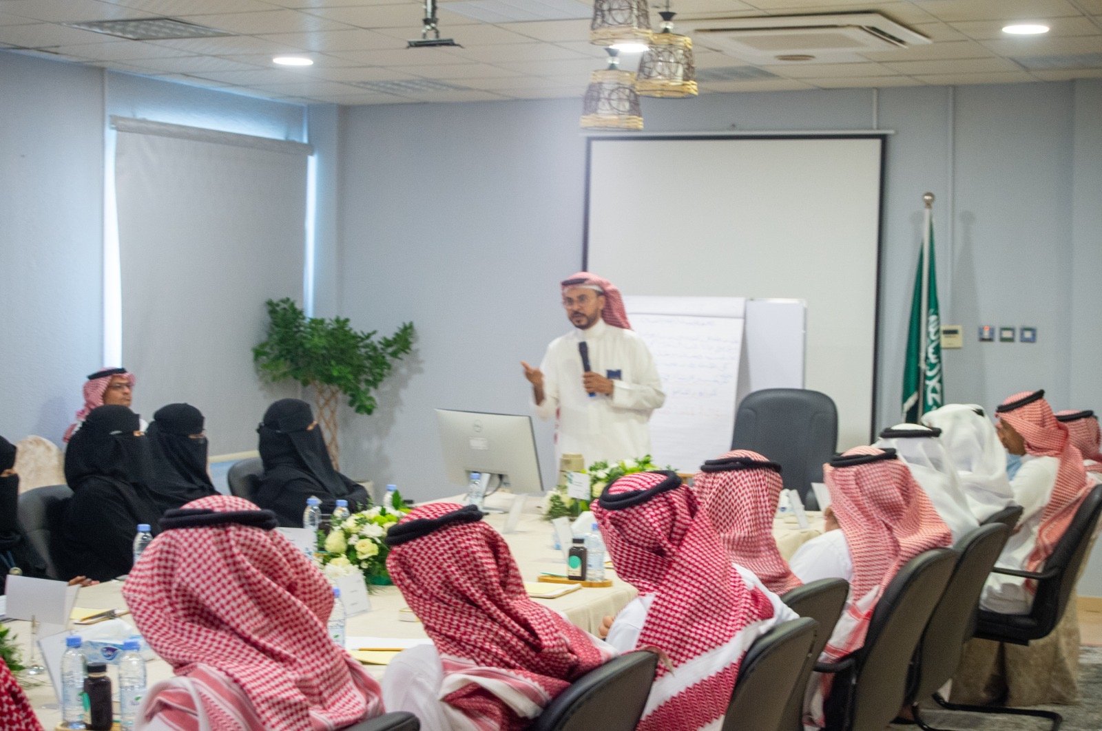 مدير عام فرع الموارد البشرية والتنمية الاجتماعية بجازان يقدم ورشة عمل عن اهمية التخطيط التنفيذي لجميع الادارات التابعة للفرع وربطها برؤية الوزارة واهدافها الاستراتيجية.