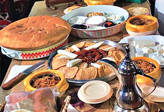 المَلّة والعريكة.. تزينان موائد عيد الطائف