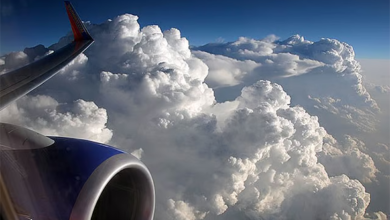 هل تشكل كل السحب خطرًا على الطائرة؟.. كابتن طيار يجيب