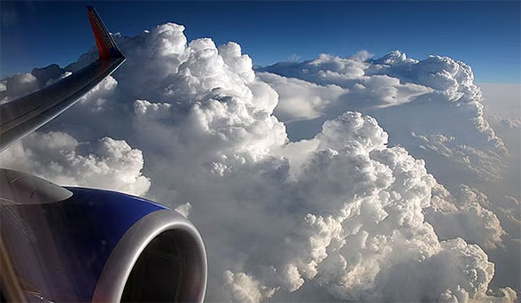 هل تشكل كل السحب خطرًا على الطائرة؟.. كابتن طيار يجيب
