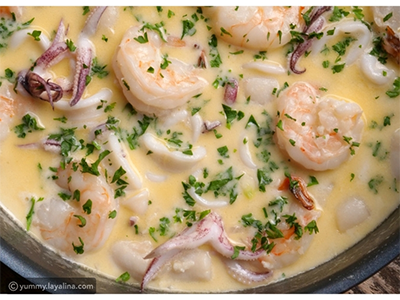 طريقة عمل السي فود بالصوص الأبيض بالصور