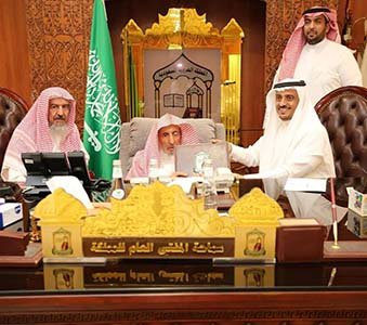 المفتي العام ونائبه يتسلمان تقرير برنامج الإفتاء والشباب من فرع الإفتاء بجازان
