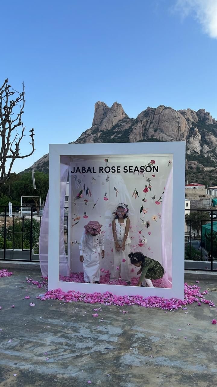 تدشين معرض "سيمفونية ورد" في الطائف