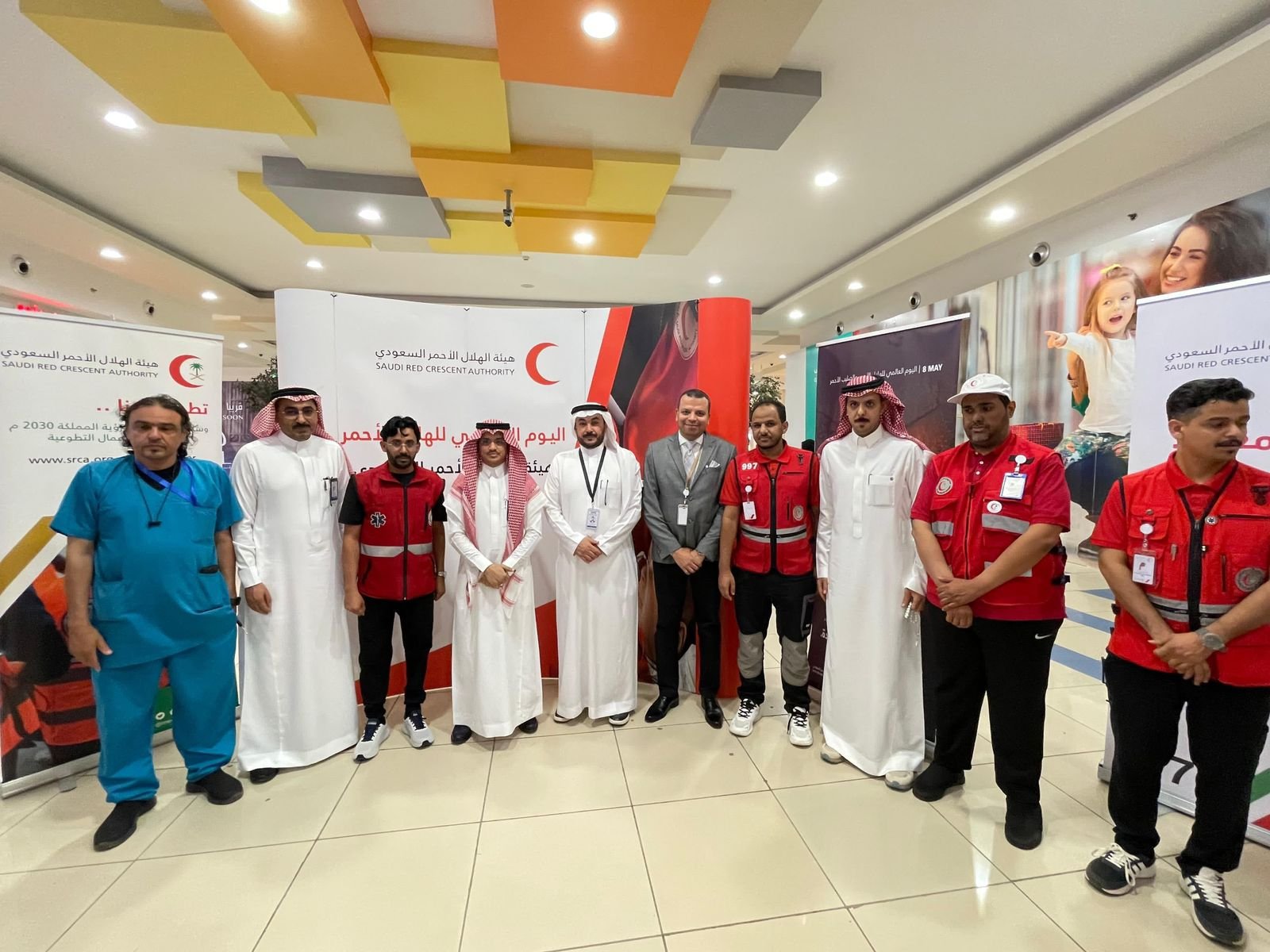 فرع الهلال الأحمر بجازان يحتفي باليوم العالمي للهلال الأحمر في "راشد مول"