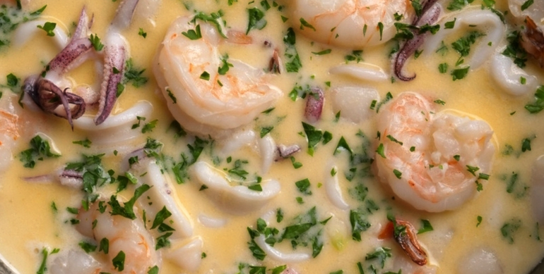 طريقة عمل السي فود بالصوص الأبيض بالصور