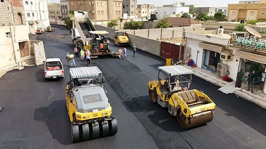 بلدية صبيا تواصل أعمال السفلتة ضمن مشروع صيانة الطرق وتحسين الحركة المرورية