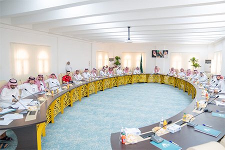 محافظ صبيا يرأس اجتماع المجلس المحلي، ويناقش تحسين الخدمات والمشاريع التنموية