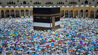 صورة.. مظلات المصلّين ترسم لوحة إيمانية آسرة في صحن الطواف