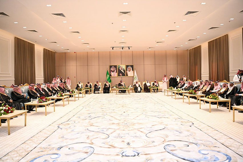 أمير جازان ونائبه يلتقيان مشايخ وأهالي محافظة ضمد ويطّلعان على مشروعاتها التنموية