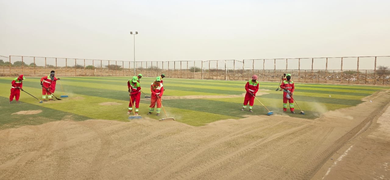 بلدية صبيا تكثّف جهودها الميدانية لتنظيف الملاعب وإزالة الأتربة الموسمية